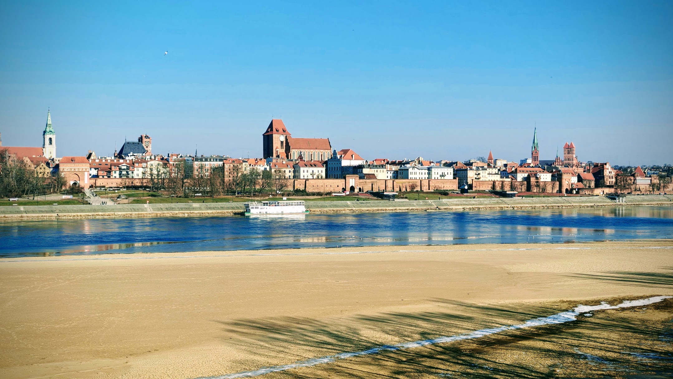IMG20250222103109-EFFECTS - Toruń - panorama Starego Miasta nad Wisłą
