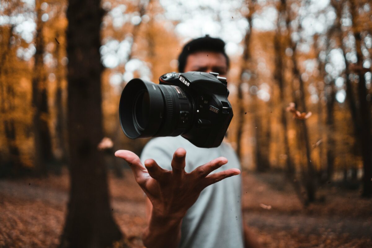reinhart-julian-WxM465oM4j4-unsplash - Jaki sprzęt kupują fotografowie i filmowcy i co będzie hitem w 2026?